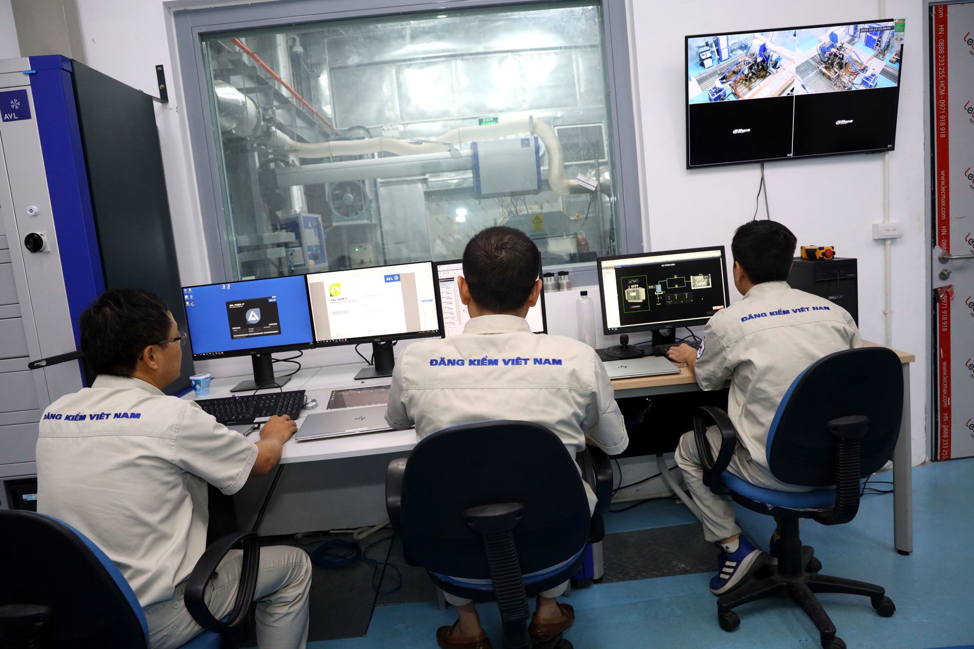 Kỹ thuật viên NETC vận hành hệ thống điều khiển phòng thử